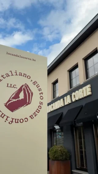 Locanda La Corte — totem en verlichte gevelreclame